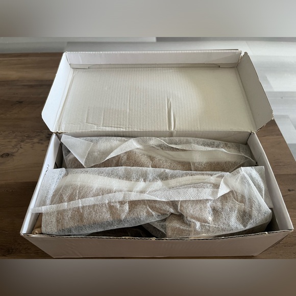 Elegant Tan Loafers with Gold Accents - Picture 4 of 5